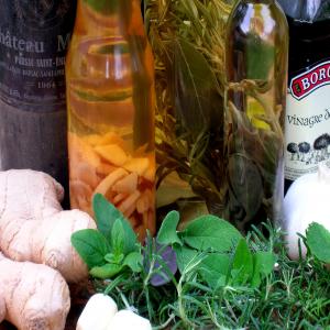 Herbal Vinegar with Basil_image
