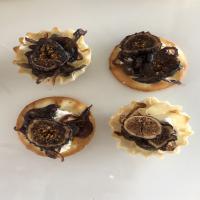 Figs with Caramelized Onions and Goat Cheese_image