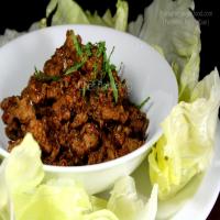 Minced Garlic Chicken Served in Lettuce Leaves_image