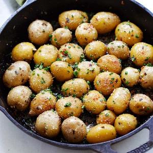 Garlic Chive Butter Roasted Potatoes_image