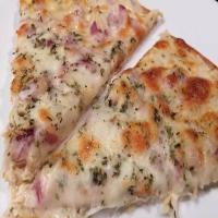 Roasted Garlic, Chicken & Herb White Pizza_image