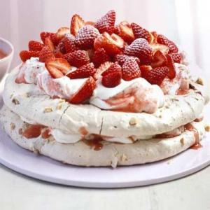 Praline meringue cake with strawberries_image