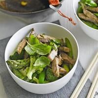 Stir-fry green curry beef with asparagus & sugar snaps image
