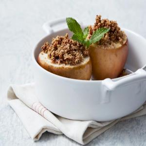 Baked Apples with Bacon Streusel and Maple Cream_image