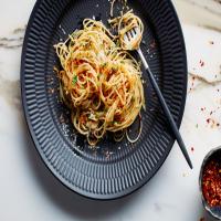 Pasta with 15-Minute Garlic, Oil, and Anchovy Sauce_image