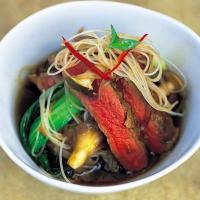 Beef with pak choi, mushrooms and noodles_image