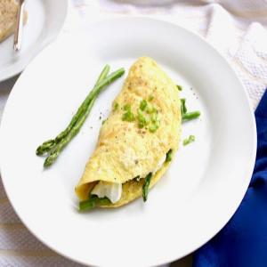 Easy Asparagus and Goat Cheese Omelet_image