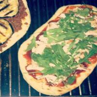 Grilled Pizza with Shredded Chicken and Arugula_image