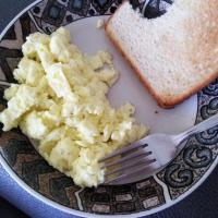 Easy Fluffy Scrambled Eggs_image