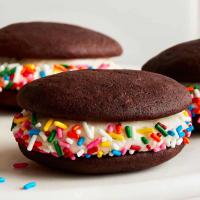 Chocolate Whoopie Pies With Vanilla Cream Cheese Filling_image