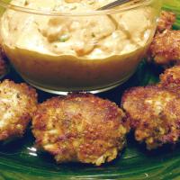 Mini Crab Cakes with Remoulade Sauce_image