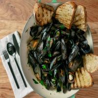 Simple Steamed Mussels_image