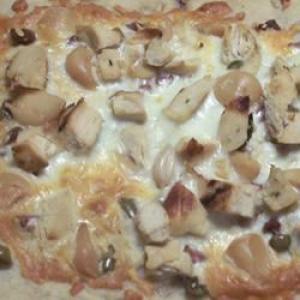 White Pizza with Roasted Garlic and Green Olives_image