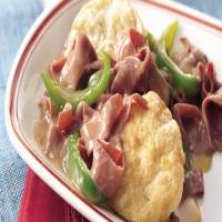 Beef and Peppers with Cheese Biscuits_image