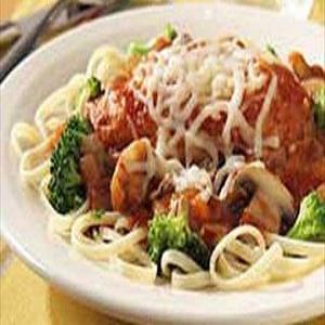 Pollo a la parmesana con pasta linguini y brócoli_image