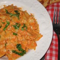 Bow Tie Pasta With Roasted Red Pepper and Cream Sauce_image