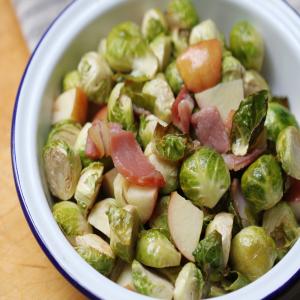Brussels Sprouts With Bacon and Apple_image