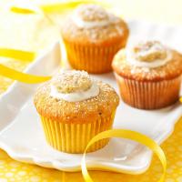 Cream-Filled Banana Cupcakes_image