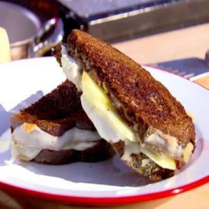 Fontina and Mozzarella Grilled Cheese with Bacon and Honeycrisp Apples_image