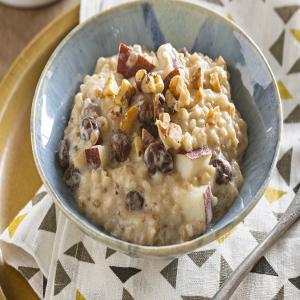 Slow-Cooker Oatmeal with Pears & Walnuts_image