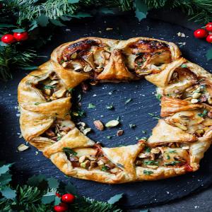 Cranberry and Brie puff pastry wreath_image