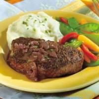 Peppercorn-Seasoned Steaks with Mustard-Wine Sauce_image