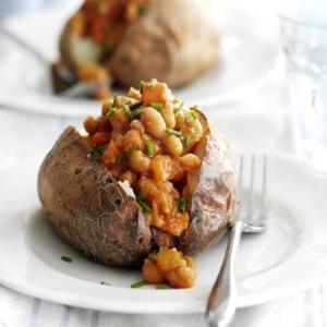 Jacket potatoes with home-baked beans_image