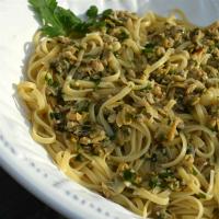 Linguine with Garlicky White Clam Sauce image