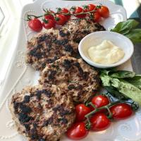 Lamb Burgers with Sun-Dried Tomatoes and Basil_image