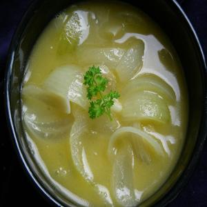 Low-Fat Roasted Onion-Garlic Soup_image