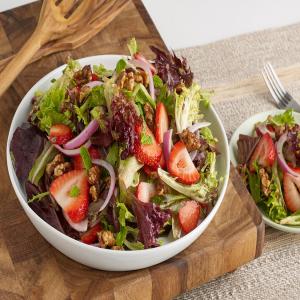 Strawberry-Mint Salad with Candied Walnuts_image