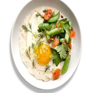 Cheesy Grits with Fried Eggs and Vegetables_image