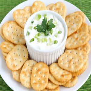 Crackers and Veggie Dip_image
