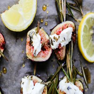 Broiled Figs With Goat Cheese image