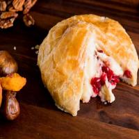 Baked Brie with Cranberry Chutney_image
