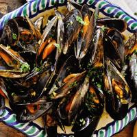Steamed Mussels with Garlic Saffron Sauce_image