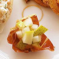 Crispy Prosciutto Cups with Pear_image