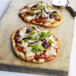 Tuna, olive & rocket pizzas_image