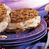 Oatmeal Cookie Sandwiches with Nectarine Ice Cream_image