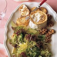 Frisée and Green-Apple Salad with Goat-Cheese Toasts_image