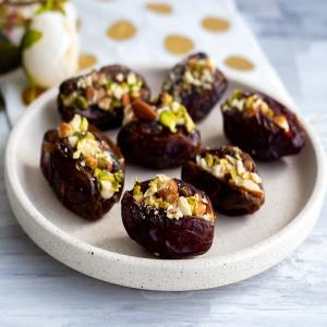 Stuffed Dates with Cream Cheese and Nuts_image