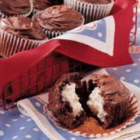 Cream-Filled Chocolate Cupcakes_image