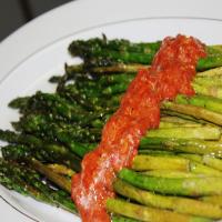 Grilled Asparagus With Red Bell Peppers Sauce_image