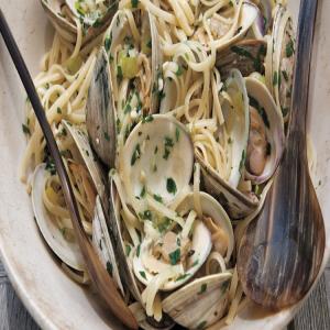 Linguine with Clams and Peppers_image