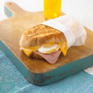 Sándwich de jamón y queso con huevo image