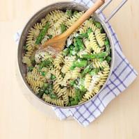 Creamy pasta with asparagus & peas image