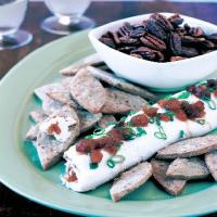 Blue Cheese Shortbread Leaves with Cream Cheese-Chutney Roulade_image