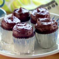 Chocolate Pudding Frosted Cupcakes_image