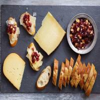 Cheese Plate with Grape Tapenade_image