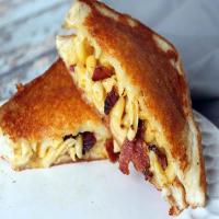 Grilled Mac n Cheese Sandwich with Bacon_image